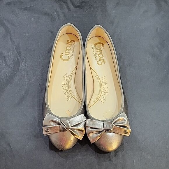 CIRCUS BY SAM EDELMAN WOMEN"S SILVER LOGO CARMEN ROUND TOE SLIP ON FLATS - Picture 2 of 14